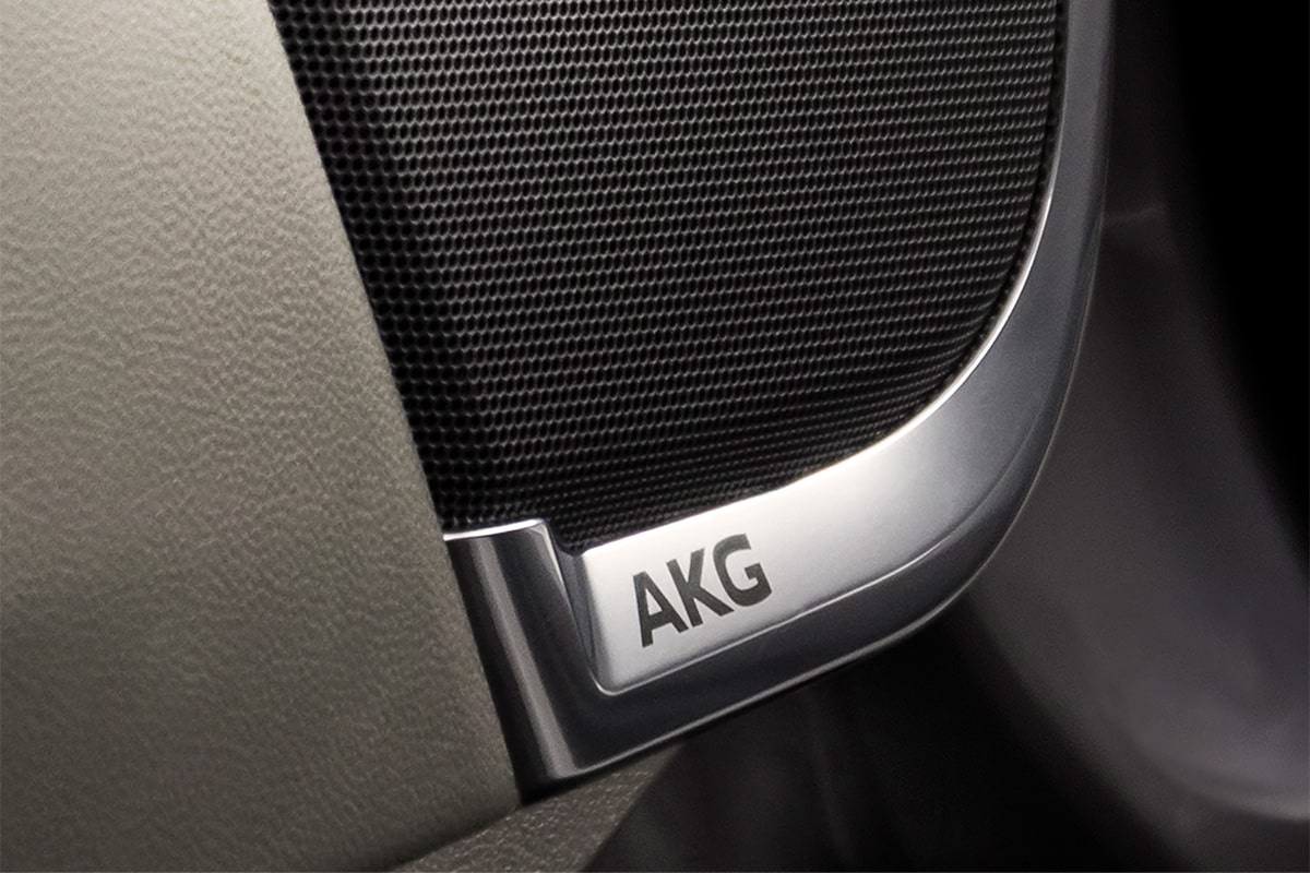 AKG社製車載サラウンドサウンドシステム