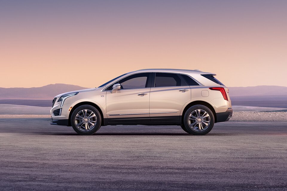 The Crystal White Tricoat Cadillac XT5 Parked During a Lovely Sunset